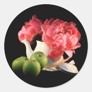Pegatina Redonda Manzanas Verdes Y Peonies En Una Tetera