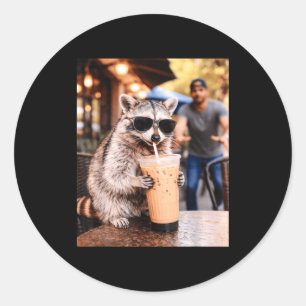 Pegatina Redonda Mapache bebiendo café helado divertido meme de ani