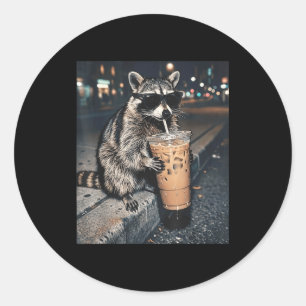 Pegatina Redonda Mapache bebiendo café helado meme divertido de ani
