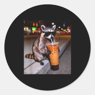 Pegatina Redonda Mapache bebiendo café helado meme divertido de ani