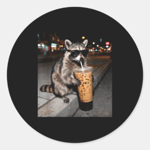Pegatina Redonda Mapache bebiendo café helado meme divertido de ani