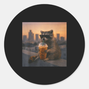 Pegatina Redonda Mapache bebiendo café helado meme divertido de ani