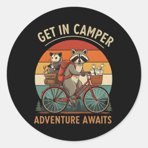 Pegatina Redonda Mapache de camping en bicicleta Zarigüeya entra en