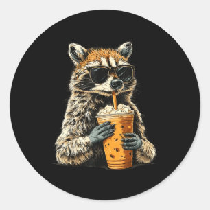 Pegatina Redonda Mapache divertido bebiendo café helado meme de ani