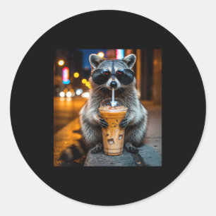 Pegatina Redonda Mapache divertido bebiendo café helado meme de ani