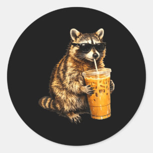 Pegatina Redonda Mapache divertido bebiendo café helado meme de ani