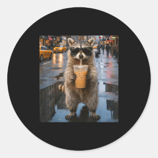 Pegatina Redonda Mapache divertido bebiendo café helado meme de ani