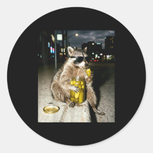 Pegatina Redonda Mapache divertido comiendo pepinillos meme hombres