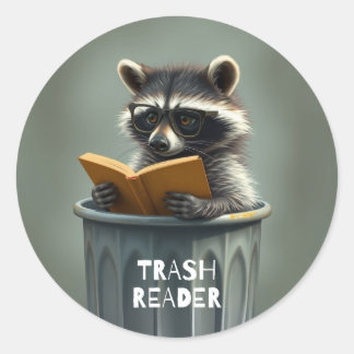 Pegatina Redonda Mapache lector leyendo libro en la basura