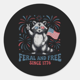 Pegatina Redonda Mapache Patriótico Divertido Feral y Libre Desde 1