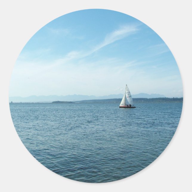 Pegatina Redonda mar y velero bajo cielo azul (Anverso)
