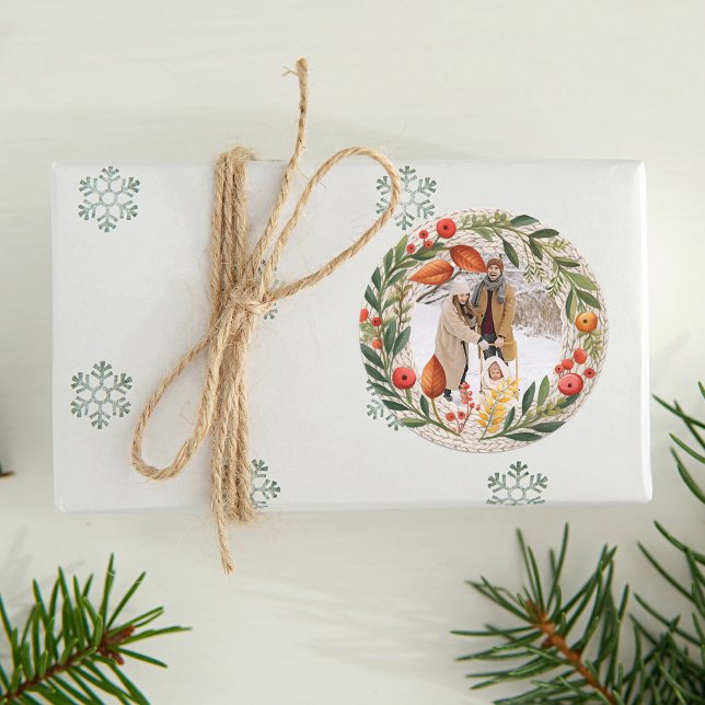 Pegatina Redonda Marco fotográfico acogedor para la guerra de vacac (Cozy Holiday Wreath Photo Frame Classic Round Sticker)