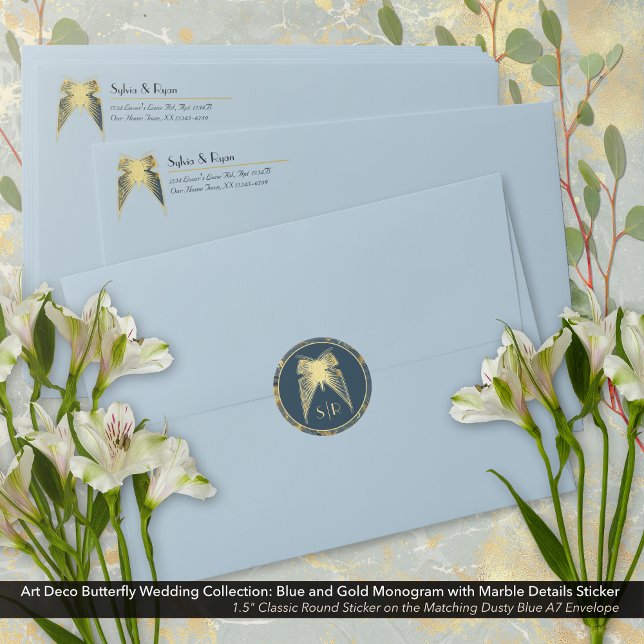 Pegatina Redonda Mariposa Art Decó Monograma Marble dorado azul (Art Deco Butterfly Blue and Gold Monogram with Marble Sticker on the Dusty Blue Envelope.)