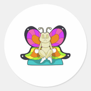 Pegatina Redonda Mariposa en Yoga en piernas cruzadas