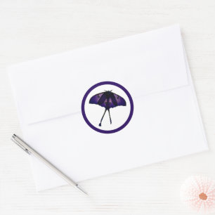 Pegatina Redonda Mariposa morada en la foto natural del jardín de p