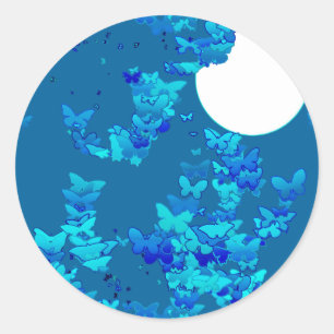 Pegatina Redonda Mariposas contra el cielo azul nocturno, lunares