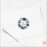 Pegatina Redonda Mariposas florales magenta púrpura ciruela vintage<br><div class="desc">Perfecto para eventos de primavera, verano, invierno u otoño. Elegante obra de arte de flores púrpuras de estilo vintage para ocasiones con temática botánica, boho, de jardín y floral. Para empezar a cambiar nombres y detalles del evento, haga clic en "Personalizar esta plantilla" y edite el texto en los cuadros...</div>