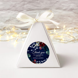 Pegatina Redonda Marsala de madera rústica y flores azules de la ma