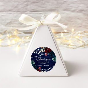 Pegatina Redonda Marsala de madera rústica y flores azules de la ma