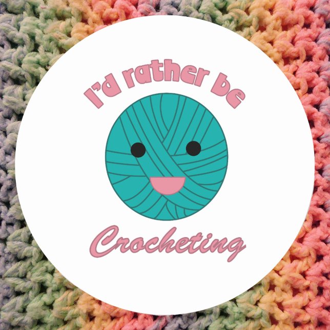 Pegatina Redonda Más bien ser una bola verde de crochet de yarn (A cute sticker with a ball of yarn and the text I'd rather be crocheting)
