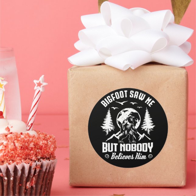 Pegatina Redonda Masa Grande Me Vio Pero Nadie Le Cree Sasquatch (Fiesta)