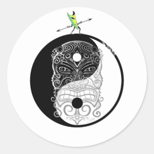 Pegatina Redonda Máscara de guerrero de Yin Yang Tiki