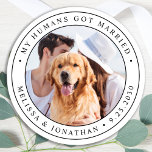 Pegatina Redonda Mascota de fotografía personalizado perro recién c<br><div class="desc">Añade el toque final a las invitaciones de bodas de perro con esta foto personalizado, y personaliza 'Mis seres humanos se casaron con pegatinas. Personalizar con tu foto, nombres y fecha favoritos. DERECHOS RESERVADOS © 2020 Judy Burrows, Black Dog Art - Todos los derechos reservados. Mascota de fotografía personalizado perro...</div>