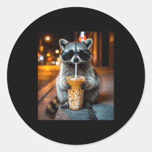 Pegatina Redonda Mascota de mapache divertido bebiendo café helado