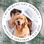 Pegatina Redonda Mascota fotográfico personalizado perro recién cas<br><div class="desc">Añade el toque final a las invitaciones de bodas de perro con esta foto personalizado, y personaliza 'Mis seres humanos se casaron con pegatinas. Personalizar con tu foto, nombres y fecha favoritos. DERECHOS RESERVADOS © 2020 Judy Burrows, Black Dog Art - Todos los derechos reservados. Mascota fotográfico personalizado perro recién...</div>