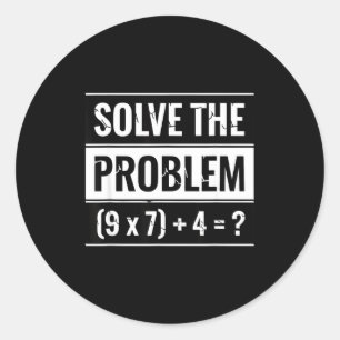 Pegatina Redonda Matemáticas Resuelve El Problema (9 X 7) + 4 = _ M
