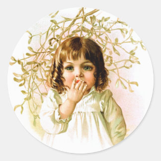 Pegatina Redonda Maud Humphrey: Chica de invierno bajo Mistletoe
