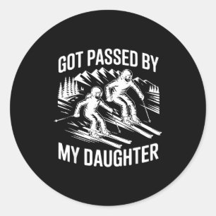 Pegatina Redonda Me atropelló mi hija esquiando, esquiadores dads r