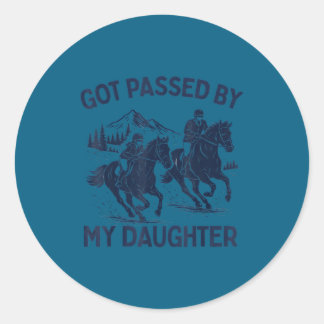 Pegatina Redonda Me dieron una patada por mi hija a caballo ecuestr