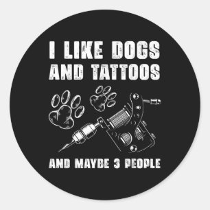 Pegatina Redonda Me Gustan Los Perros Y Los Tatuajes Y Quizás A 3 P