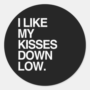 Pegatina Redonda ME GUSTAN MIS KISSES BAJOS - BLANCO -.png