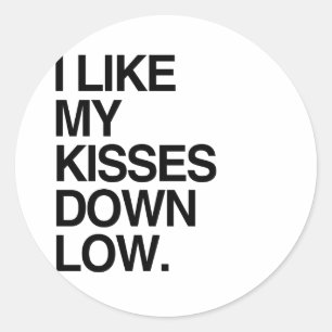 Pegatina Redonda ME GUSTAN MIS KISSES BAJOS -.png