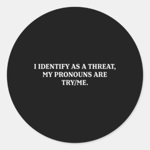 Pegatina Redonda Me Identifico Como Una Amenaza Que Mis Pronósticos