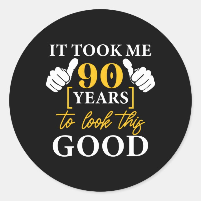 Pegatina Redonda Me Tomó 90 Años Mirar Este 90. (Anverso)