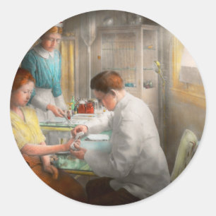 Pegatina Redonda Médico - Aplicando primeros auxilios - 1917