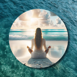 Pegatina Redonda Meditación serena por el océano
