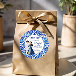 Pegatina Redonda Mehndi Sangeet boda indio lindos favores<br><div class="desc">Caricatura azul y blanco lindo matrimonio pareja novia favorece la boda india favorece a los pegatinas favoritos personalizados méhndi y sangeet favores pegatinas impresos personalizados</div>