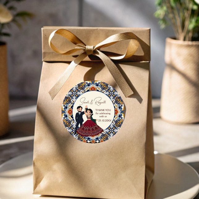 Pegatina Redonda Mehndi y sangeet boda indio gracias a favor (Mehndi sangeet Indian wedding thank you favor  Sticker cute cartoon couple favor stickers)