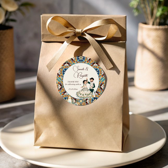 Pegatina Redonda Mehndi y sangeet el favor de la boda india (Mehndi and sangeet Indian wedding thank you favor Stickers template cute bridal couple cartoon)