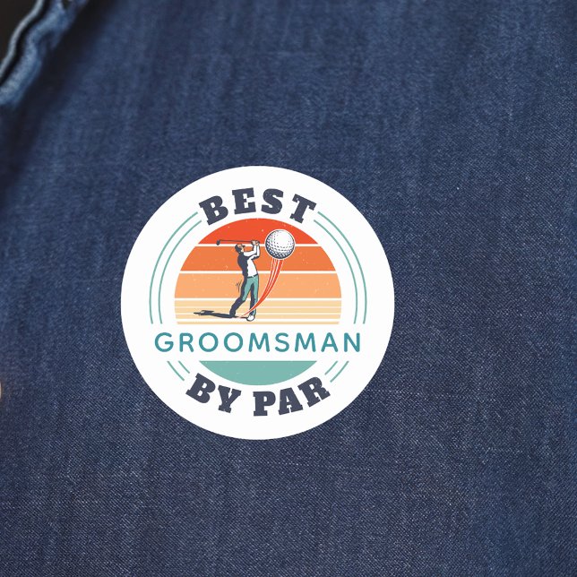 Pegatina Redonda Mejor Padrino Por Par Bodas Retro Personalizadas (Best Groomsman by Par Golf Retro Wedding Sticker)