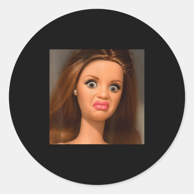 Pegatina Redonda Meme de cara de muñeca divertida Asqueroso  (Anverso)