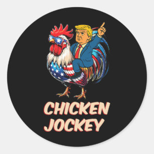 Pegatina Redonda Meme divertido de Trump con jockey sobre pollo