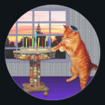 Pegatina Redonda Menorah Cat<br><div class="desc">¡Así que el gato es un pelirrojo,  es un Ashkenazi! Y es el atardecer,  así que se puso su kipá,  encendió las velas y dijo las oraciones,  y recordando que un gran milagro ocurrió ahí.</div>