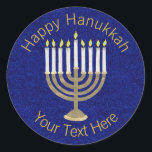 Pegatina Redonda Menorah De Oro De Hanukkah En Un Rico Fondo Azul<br><div class="desc">Un diseño clásico de Hanukiah en oro y blanco sobre un fondo brillante azul profundo, ofrece espacio para tu texto personalizado, haciendo de este pegatina redondo una adición única a tus celebraciones de Hanukkah. Usen a estos pegatinas de Hanukkah en los envíos de correo, esparzan en un paquete de regalo...</div>