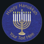 Pegatina Redonda Menorah De Oro Hanukkah En Un Rico Fondo Azul<br><div class="desc">Un diseño clásico de Hanukiah en oro y blanco sobre un fondo brillante azul profundo, ofrece espacio para tu texto personalizado, haciendo de este pegatina redondo una adición única a tus celebraciones de Hanukkah. Usen a estos pegatinas de Hanukkah en los envíos de correo, esparzan en un paquete de regalo...</div>