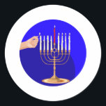 Pegatina Redonda Menorah en azul<br><div class="desc">Menorah dorada iluminada por Hanukkah con una estrella de David y un fondo dorado.</div>
